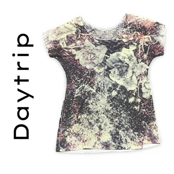 **Lace-Back Allure: Large/X-Large Daytrip Top** - Picture 4 of 5